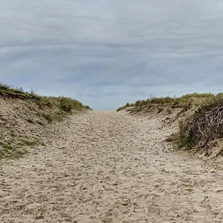 Апартаменты In Near The Beach, Cleaning Included Ньивпорт